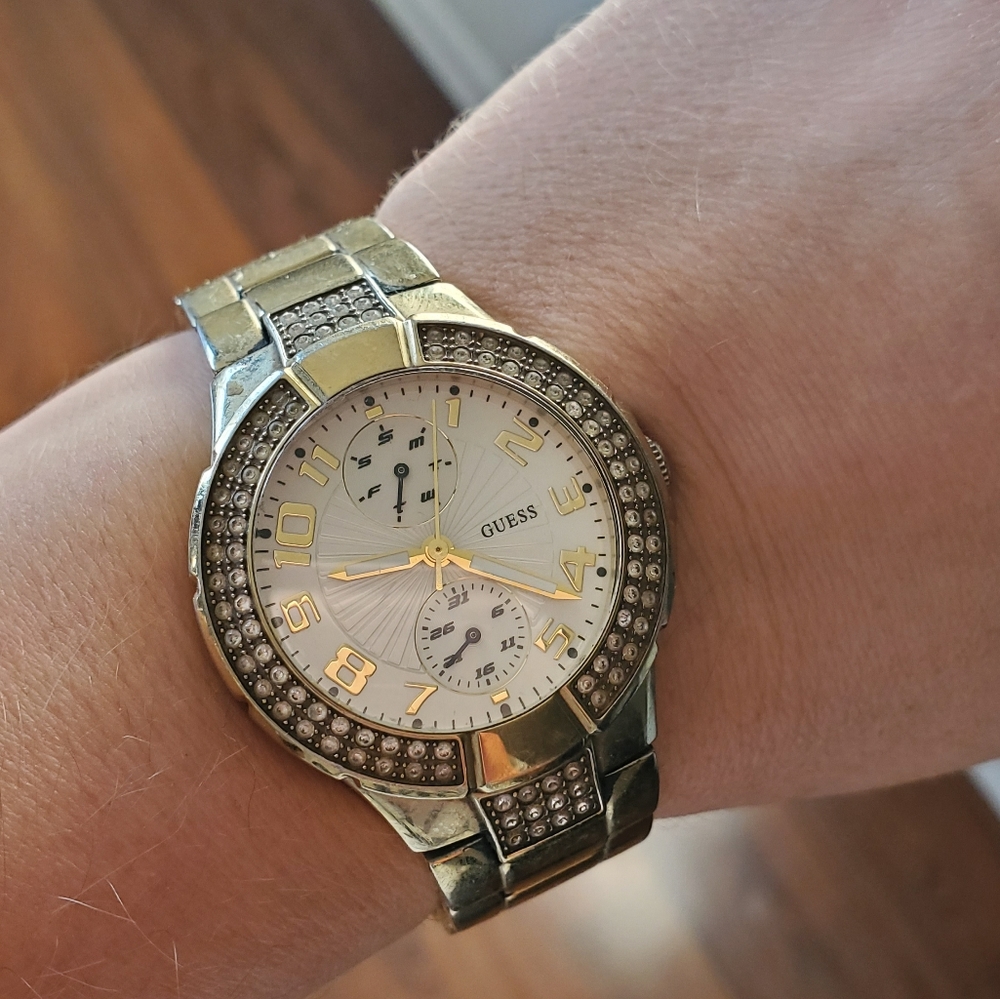 Ladies GUESS watch - Picture 2 of 3